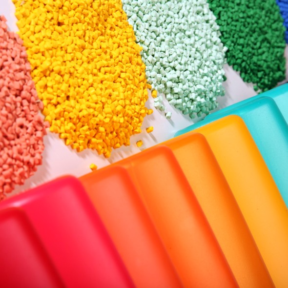Plastics colored objects