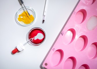 Testing the texture of the yellow powder and red liquid; Essen Germany