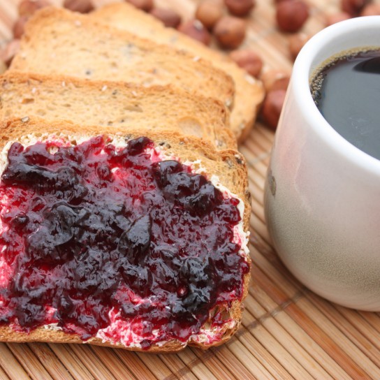 Petit déjeuner : Biscotte beurre confiture  Café