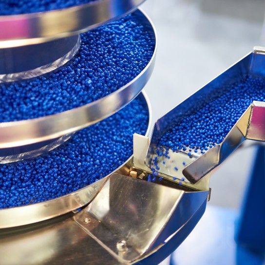 Equipment with conveyor for working with small plastic granules for the chemical industry