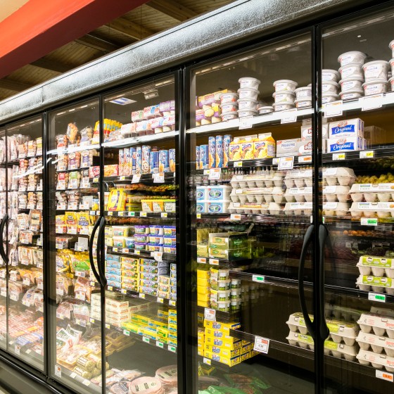 Širokoúhlý pohled na chladicí vitríny v obchodě s potravinami