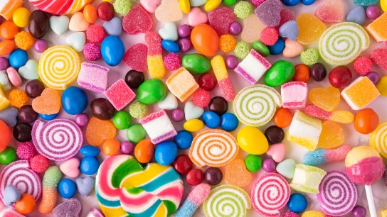 Pestrobarevná lízátka a sladké cukrové želé, barevné sladkosti