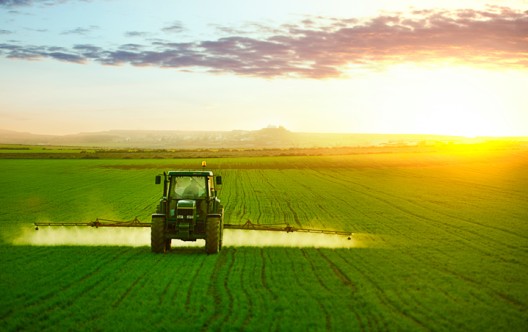 Tracteur travaillant dans un champ de blé