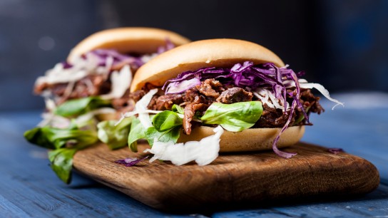 Healthy vegan jackfruit jurger with red cabbage, white cabbage and lamb's lettuce